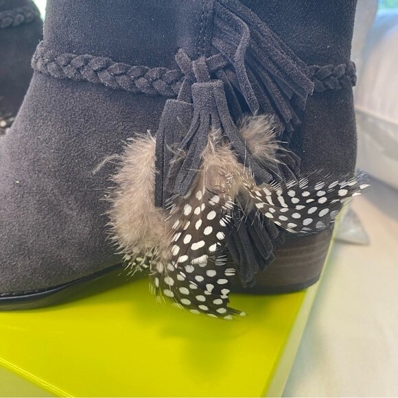 NWT Gianni Bini Charcoal Gray Suede Feather Detail Ankle Boots Rorrie Size 7M - Picture 6 of 15